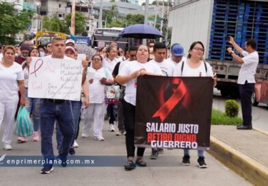 Marchan sindicalizados del IMSS en Acapulco en rechazo a modificaciones a su contrato colectivo