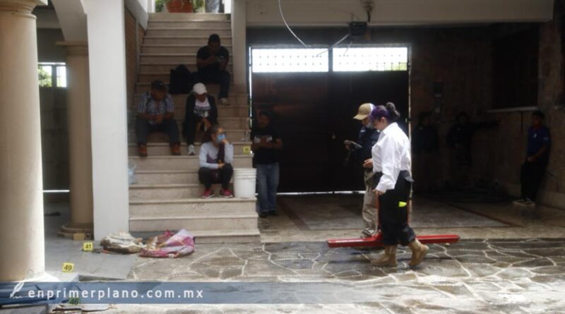 Inspeccionan madres y padres de los 43 la funeraria El Ángel y descartan su vinculación con el caso