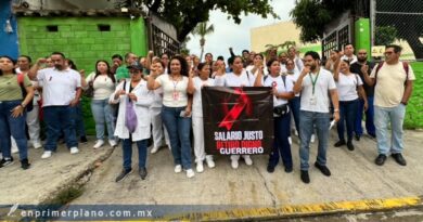 Se movilizan trabajadores del IMSS en Acapulco y piden destitución de dirigente sindical