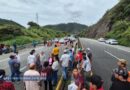 Bloquean pobladores de Acahuizotla la Autopista del Sol por fallas de CFE