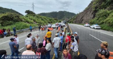 Bloquean pobladores de Acahuizotla la Autopista del Sol por fallas de CFE