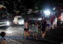 Bloquean vecinos de la Jardín la carretera Acapulco-Zihuatanejo tras seis días sin luz