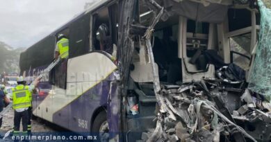 Mueren chofer y pasajero de autobús tras chocar contra un tractocamión en la Autopista del Sol
