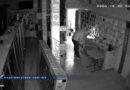 Roban teléfonos celulares y bocinas de una tienda en el centro de Chilapa