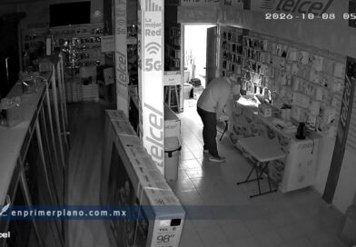 Roban teléfonos celulares y bocinas de una tienda en el centro de Chilapa