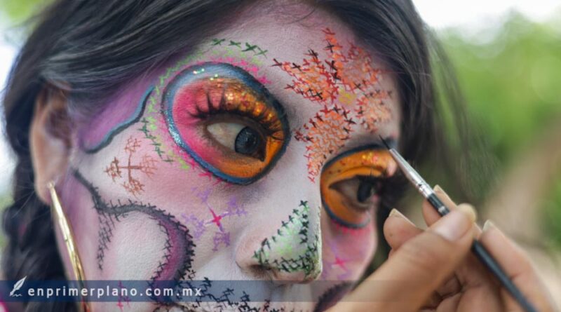 Hulajandi: entre el arte circense y el maquillaje de fantasía para el Día de Muertos