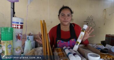 Xóchitl Alegre mantiene viva la tradición de las velas artesanales