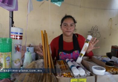 Xóchitl Alegre mantiene viva la tradición de las velas artesanales