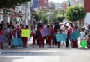 Toman accesos del Palacio Municipal padres y alumnos de una primaria por despojo de predio