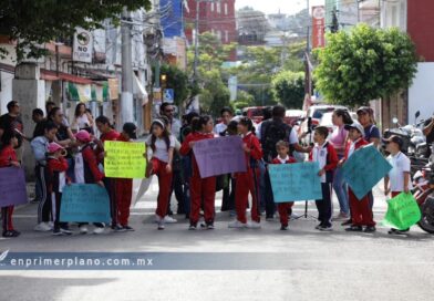 Toman accesos del Palacio Municipal padres y alumnos de una primaria por despojo de predio