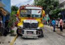 Fallan frenos de un camión urbano e impacta tres autos y una vivienda en Acapulco; hay dos lesionadas