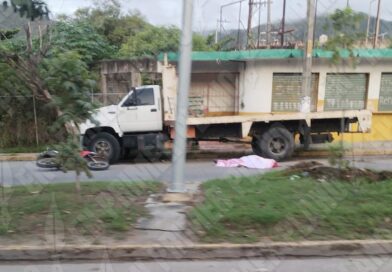 Fallece motociclista tras impactarse contra camión en la carretera Cayaco-Puerto Marqués