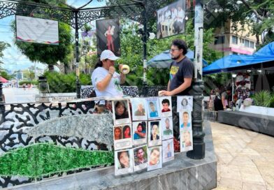 Familias mantienen exposición de desaparecidos en el Zócalo