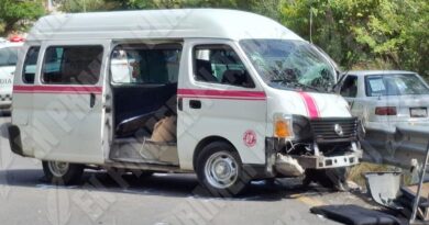 Fallan frenos de Urvan del transporte público y choca contra muro en Taxco; hay nueve heridos