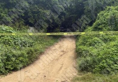 Hallan a un hombre asesinado en un lote baldío en Zihuatanejo