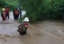 Cruzan río crecido con ayuda de un cable en El Pedregoso de Acapulco